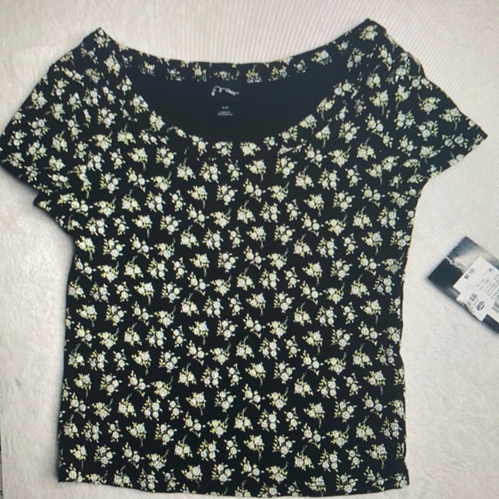 Short sleeve floral daisy top